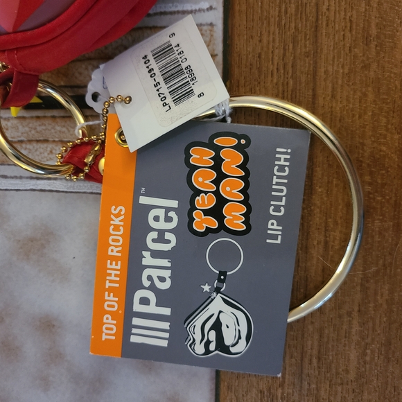 Lip-Shaped Red Bag - Picture 3 of 12